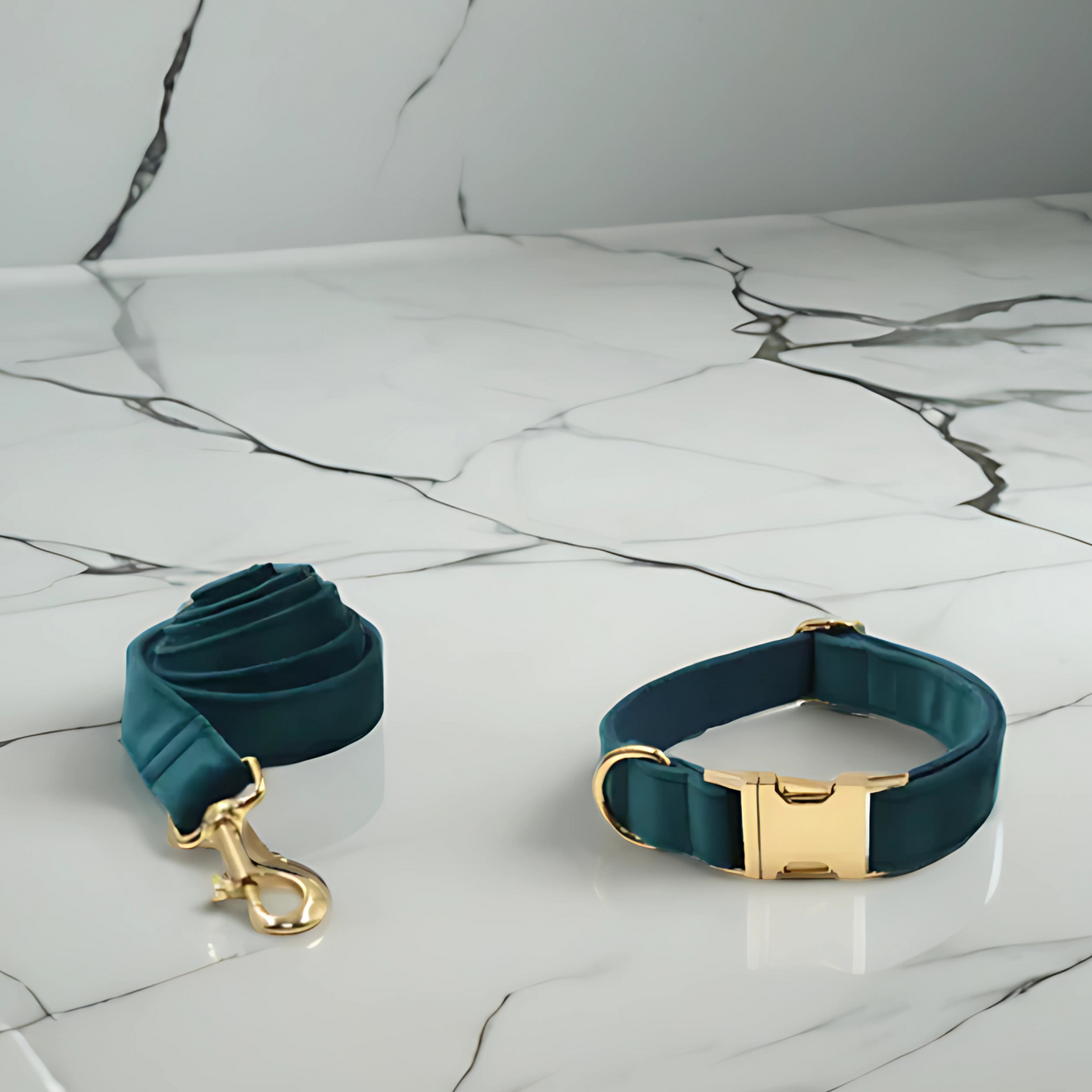 Gassi de Luxe – Samt & Gold für stilvolle Vierbeiner