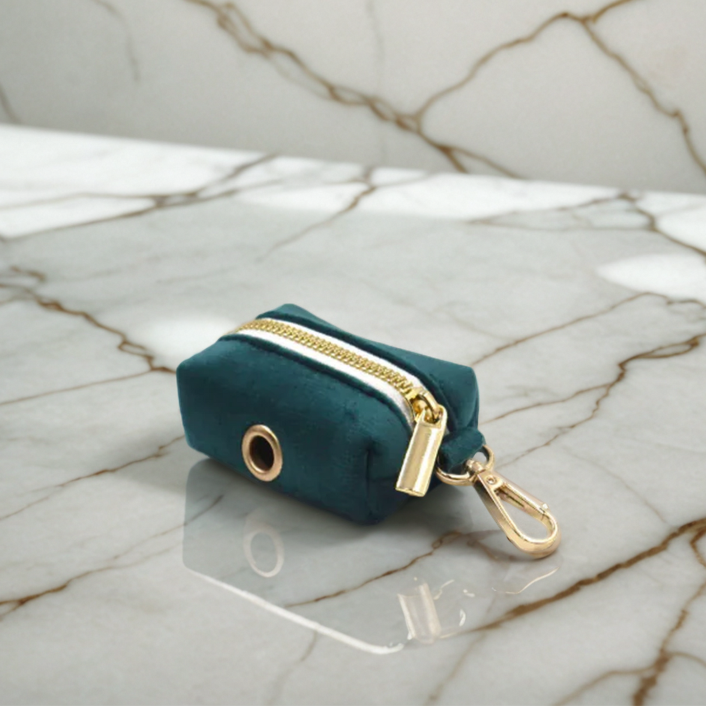 Gassi de Luxe – Samt & Gold für stilvolle Vierbeiner